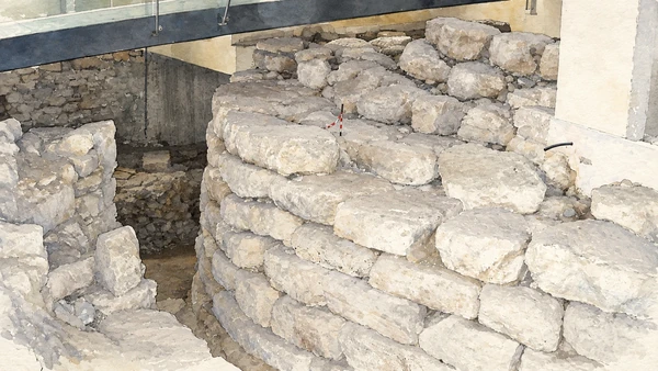 Watercolour: Nuraxi ’e Cresia, pale ancient masonry beneath the modern floors of Casa Zapata